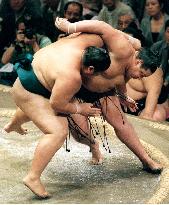Miyabiyama keeps lead autumn sumo